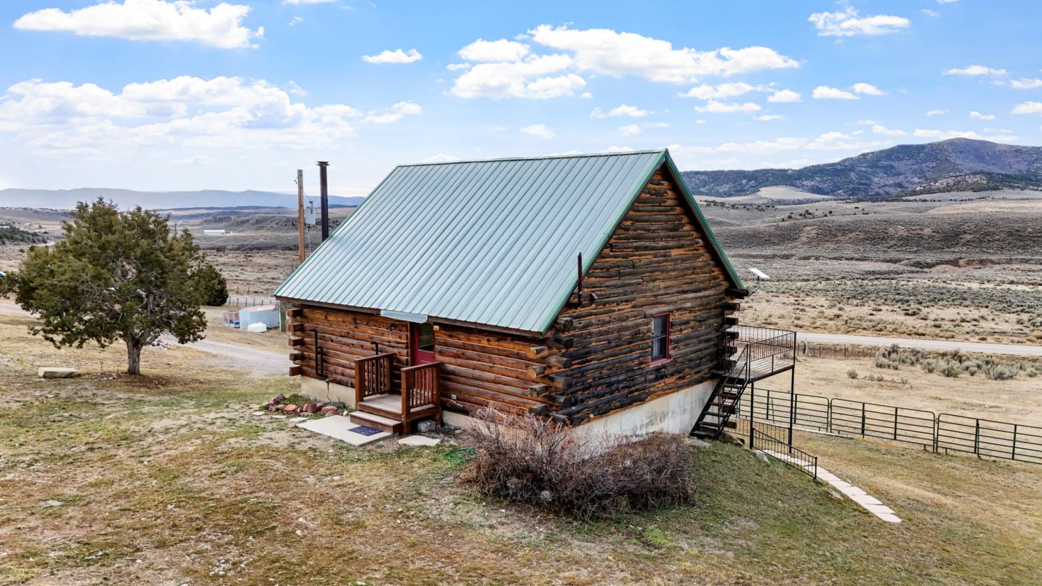 Rustic Log Cabin with Panoramic Views - photo 2