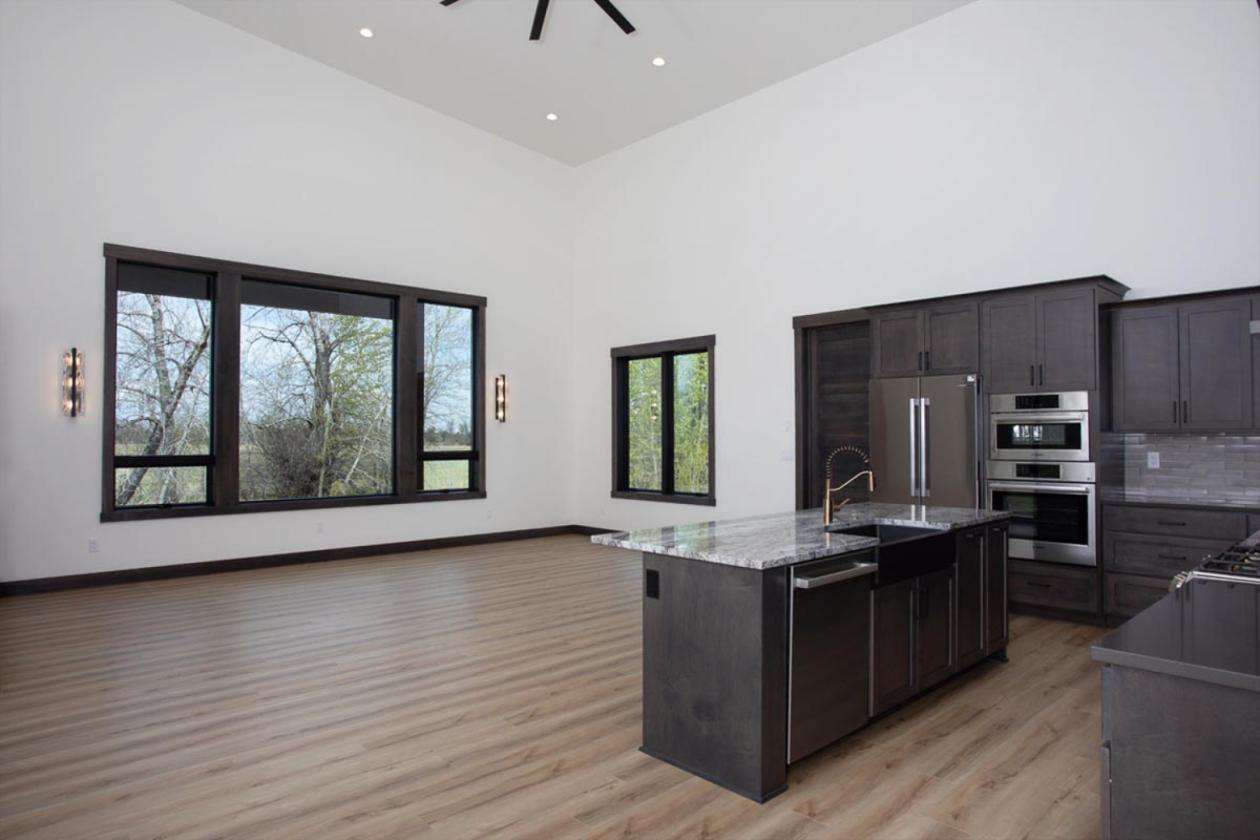 Stunning New Home w/ Mountain Views on 5.2 acres - photo 17
