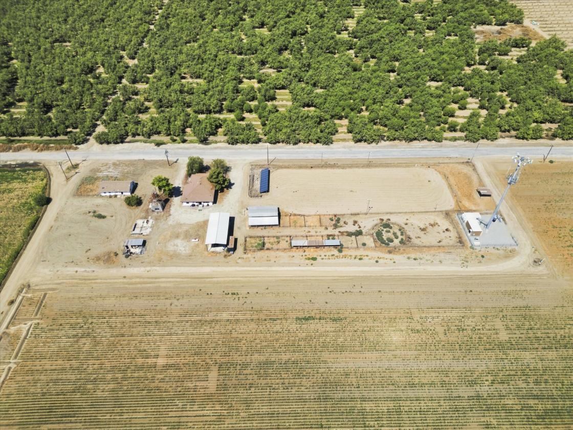 Luxury equestrian estate with a large riding arena - photo 2