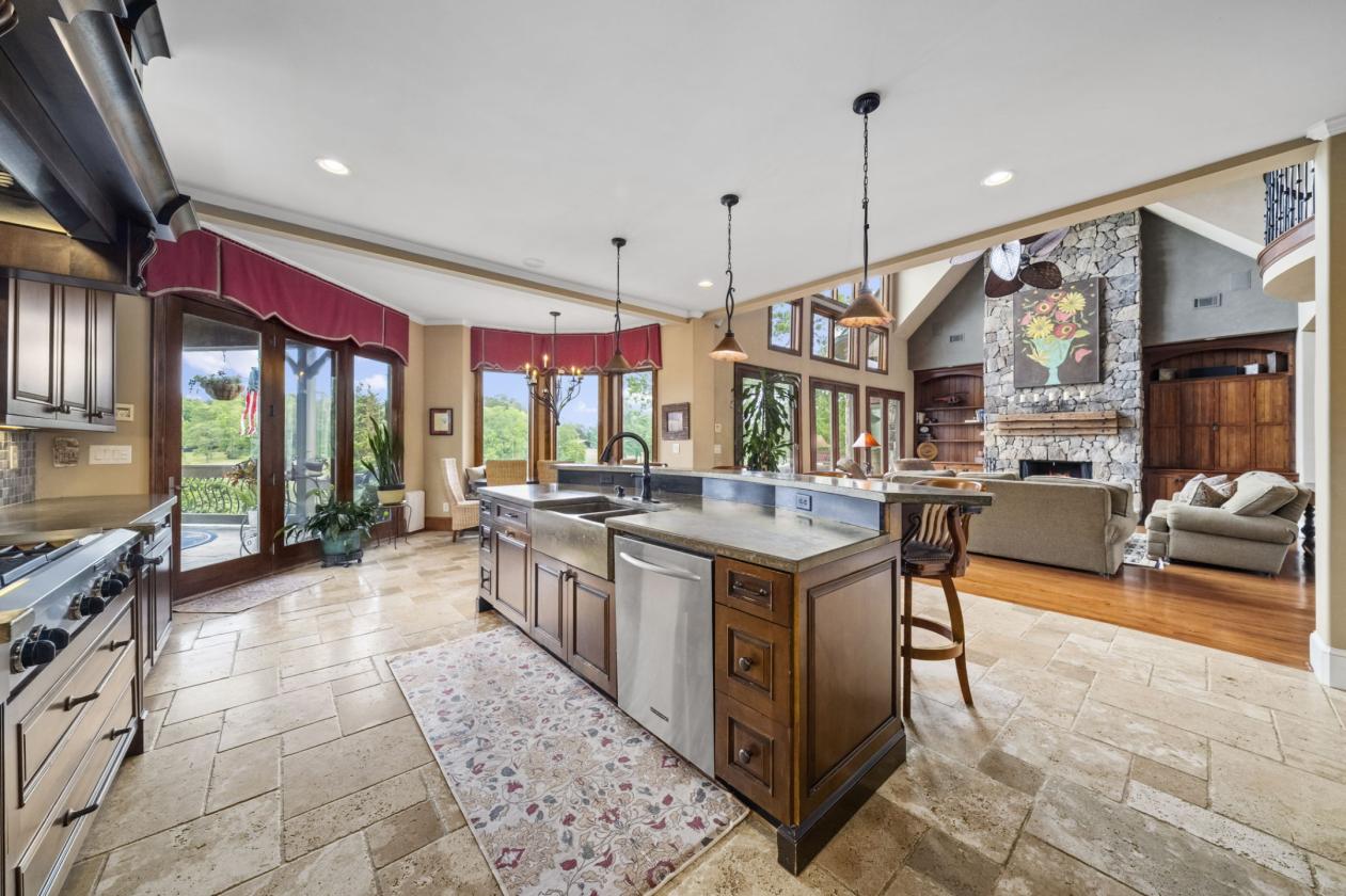 Luxury Estate on 2022 Acres with Helicopter Hangar - photo 13