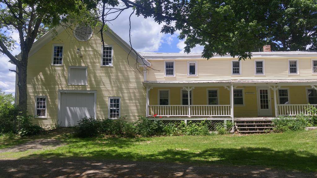 Classic antique center-chimney cape with large 2-story, 3 stall barn
