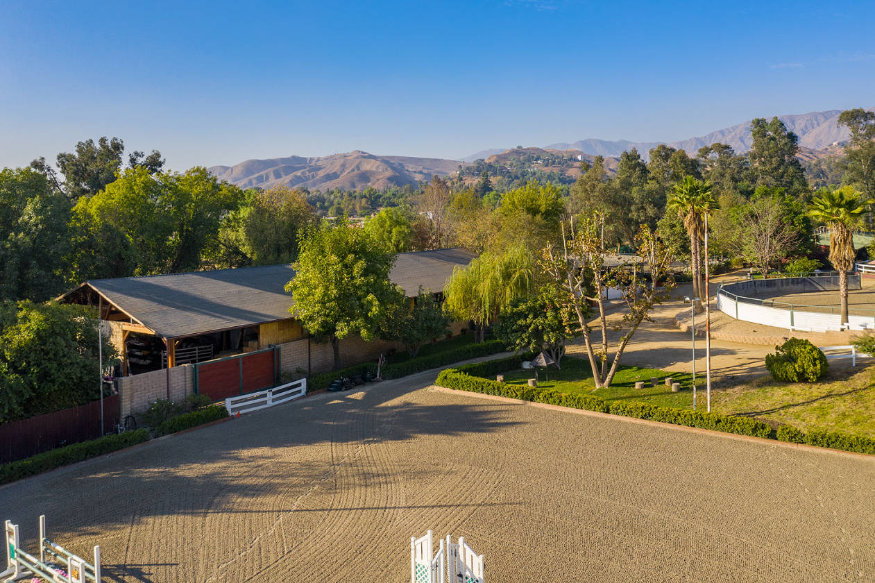 LOS ANGELES Own a 5Acre, 60Stall Horse Farm in... Los Angeles