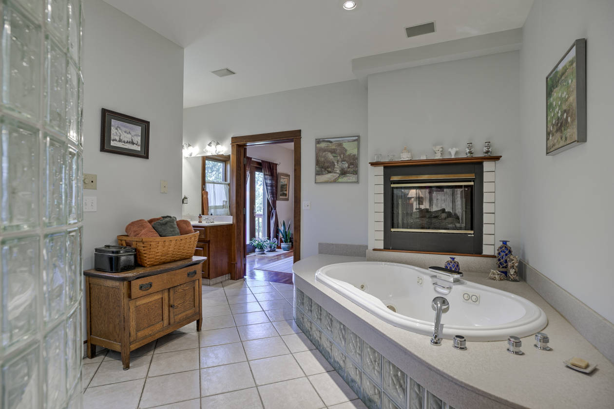 Horse farm for sale Lawrence, Douglas County, Kansas Horse farm for