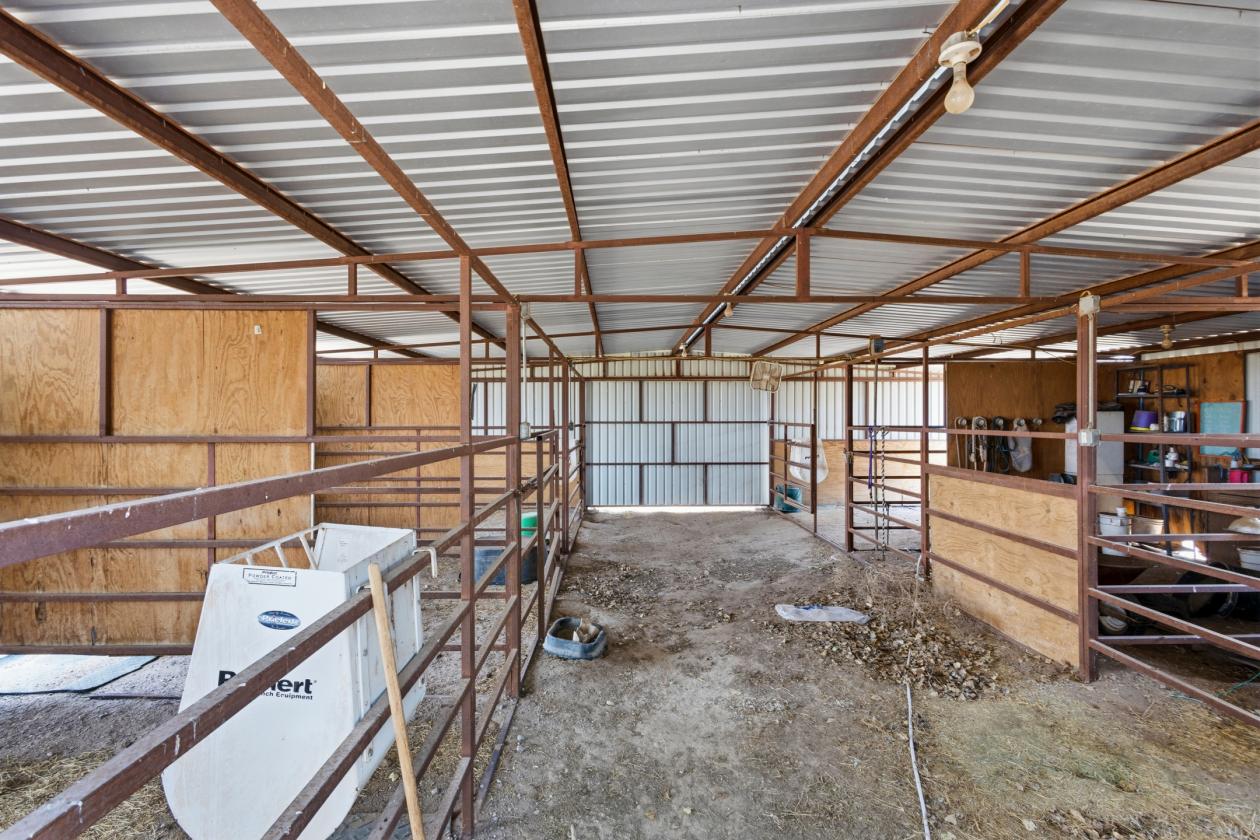 Well maintained horse property - photo 20