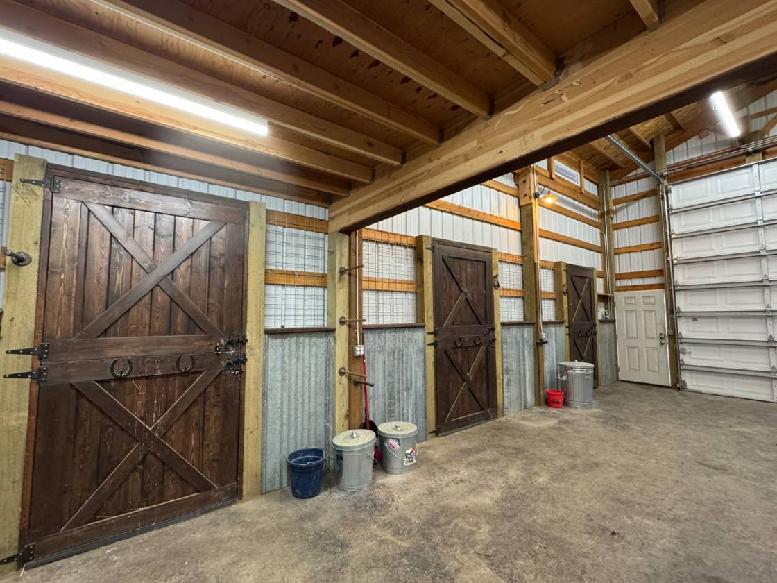 Beautiful homestead on 28 acres - photo 17