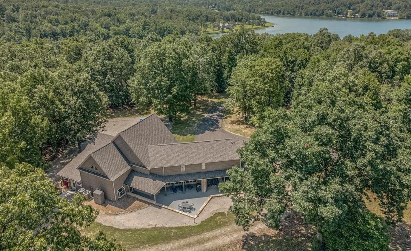 Luxury Home, Barn, Pasture, Riding Arena, 27 Acres - photo 2