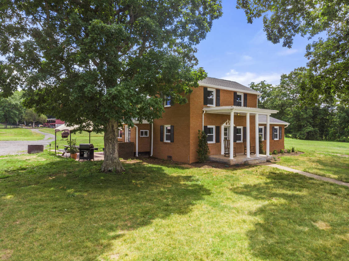 Beautiful horse farm with newly remodeled home in Northern Virginia! Catlett, Fauquier County
