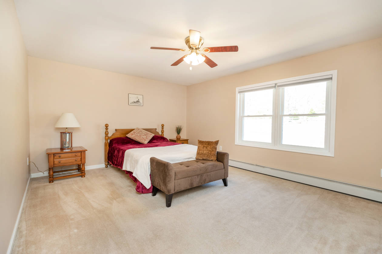 Horse Property with in law and Lake Manchaug access Sutton, Worcester