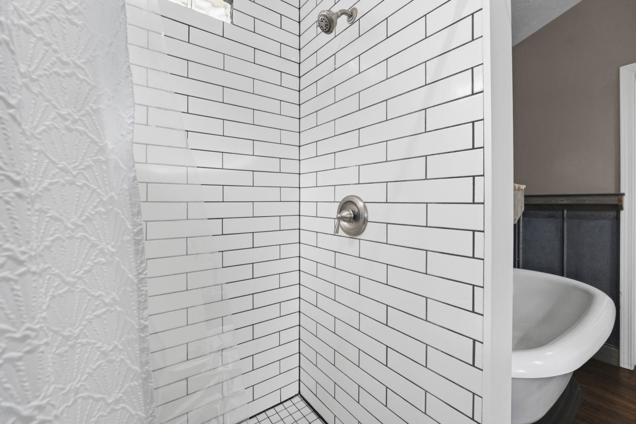Remodeled Farmhouse in Private Community - photo 17