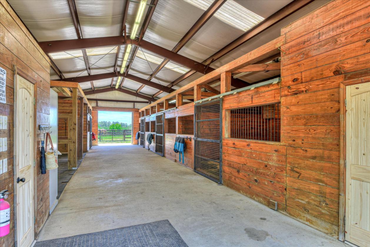 Exceptional 18.25-acre equestrian property - photo 6