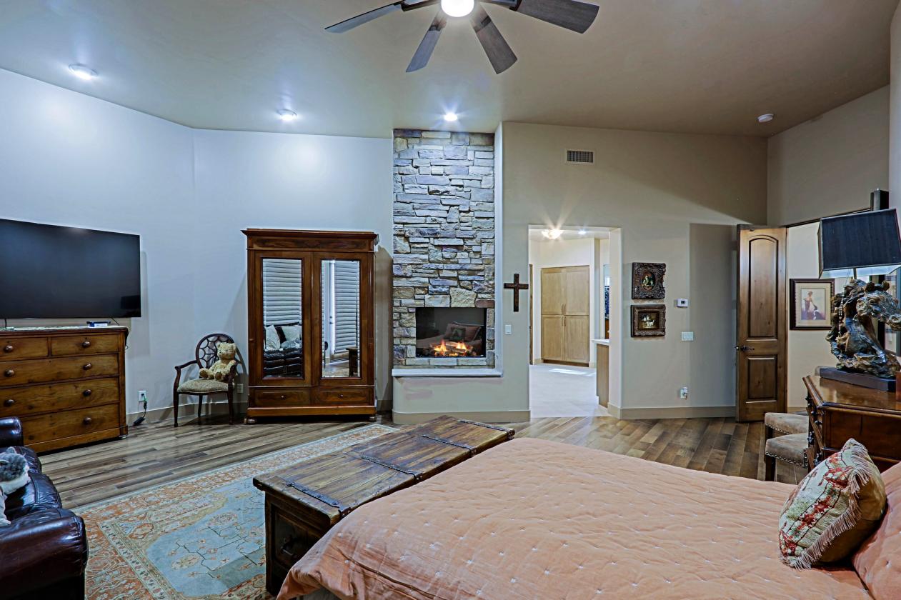 Exceptional 5 Acre Estate with a Designer Barn - photo 21