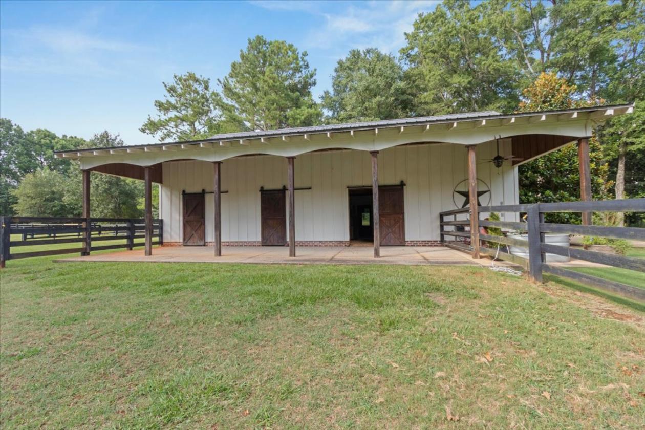 Luxury equestrian estate with 2 guest quarters - photo 4