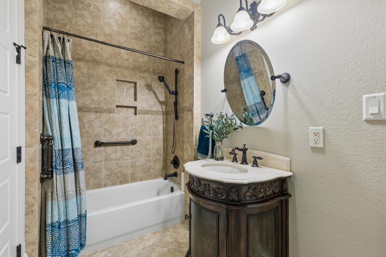 Hill Country Farmhouse Equestrian Estate 6.5 acres - photo 20