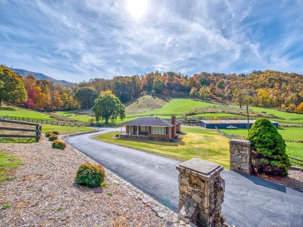 Unbelievable Mountain Views from this Horse Farm Waynesville, Haywood