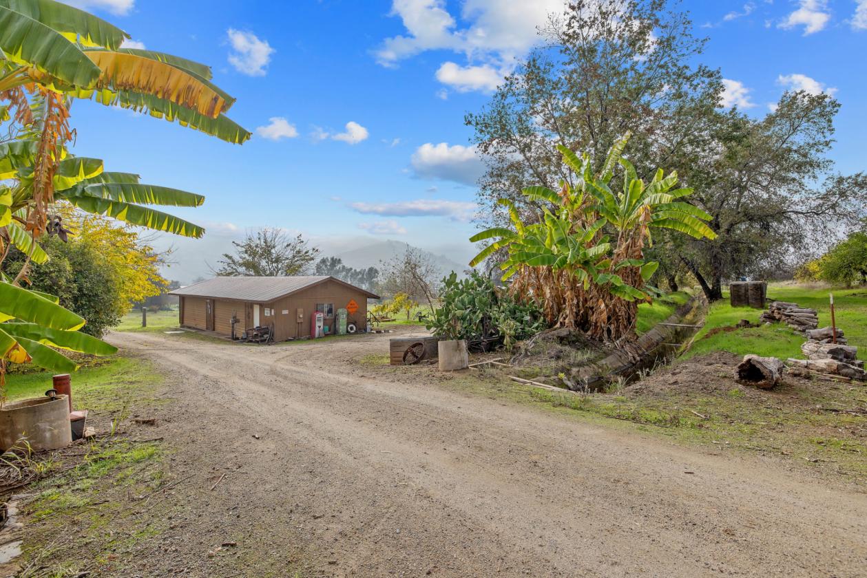 200 acres, two Harry Gesner homes, foothills - photo 25