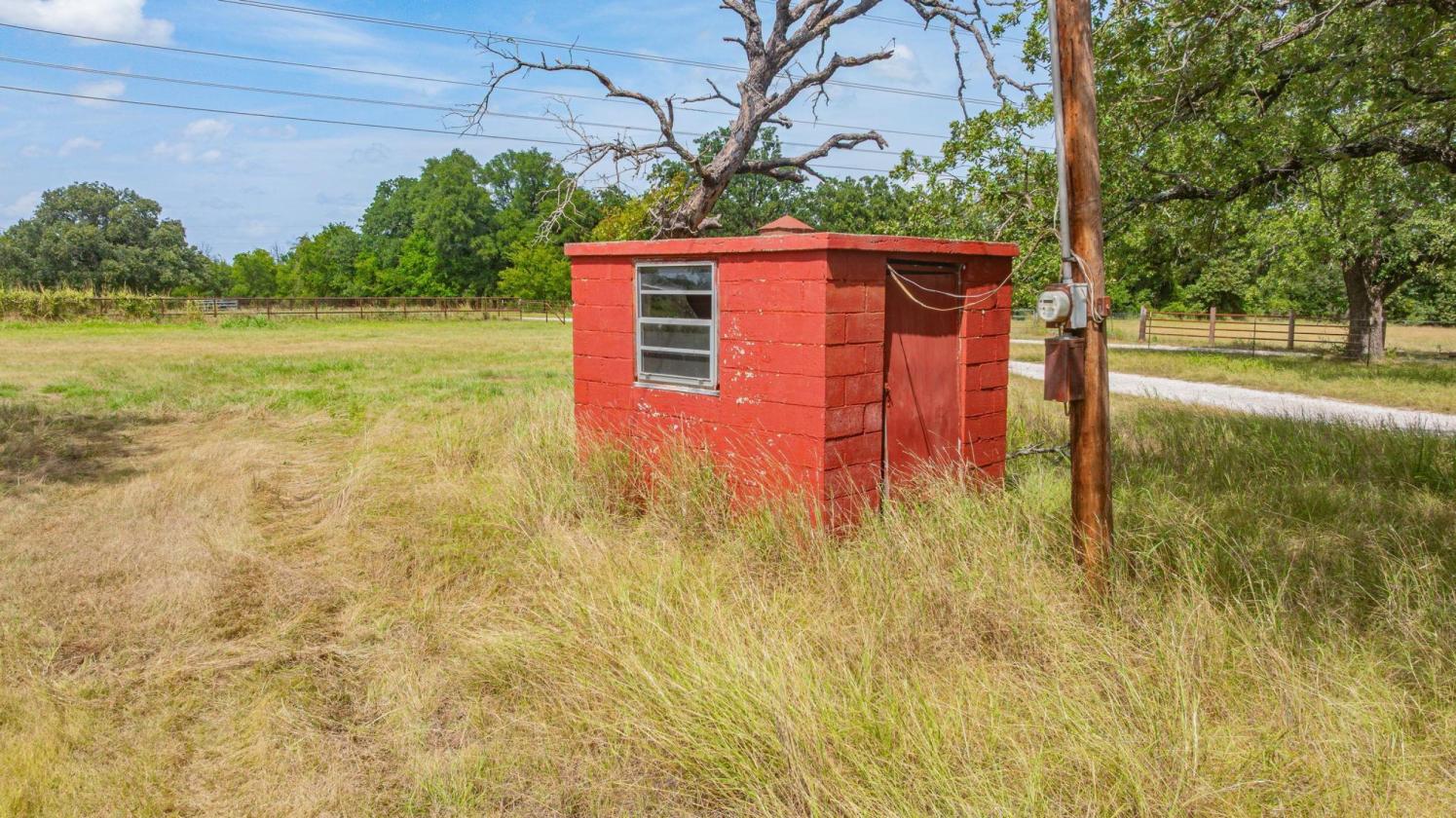 Turnkey Ranch Property With Coastal Fields!! - photo 15