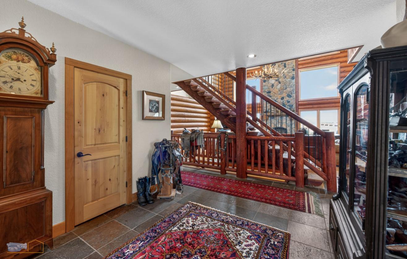 Log Home on 40 Acres! - photo 6