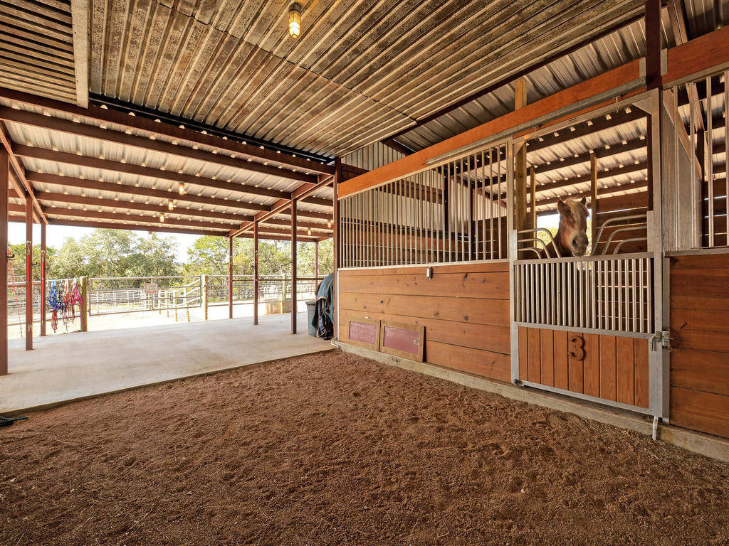 Unrestricted Equestrian Estate With Barndominium And Arena Spicewood