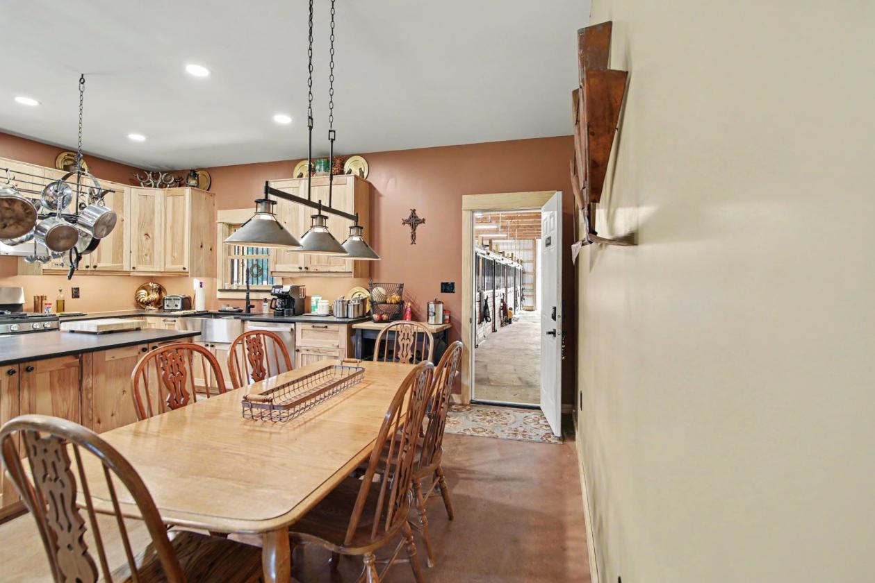 Gorgeous home with equestrian amenities - photo 15