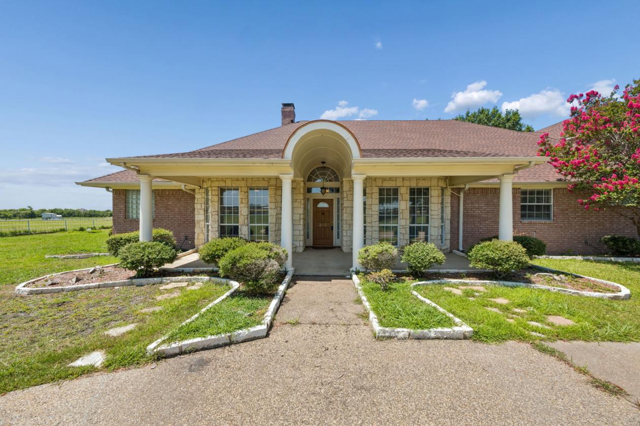 LUXURY MEETS COUNTRY LIFE ON 7.5 PICTURESQUE ACRES - photo 1
