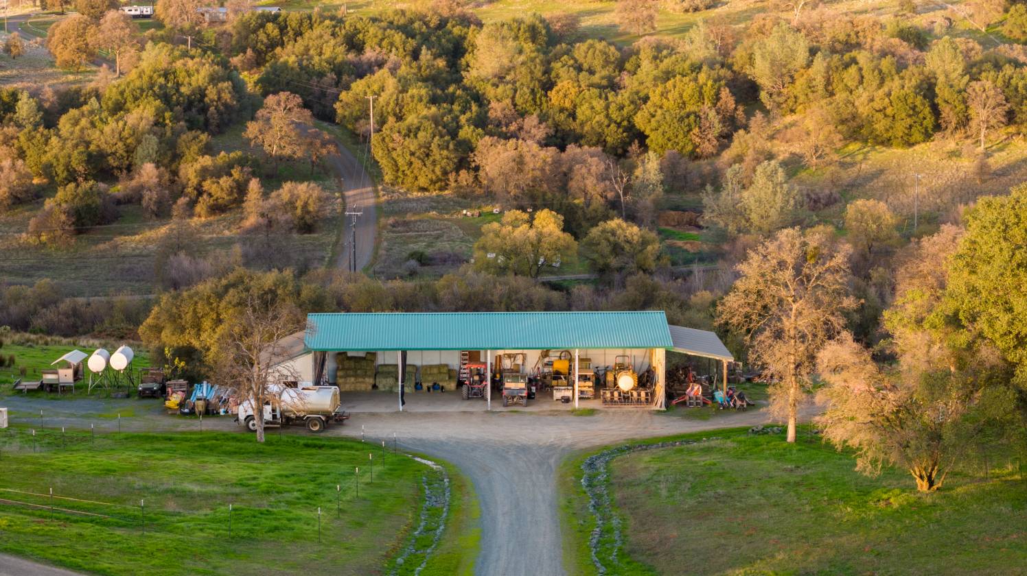 80 acre w/ 3-4 homes, 2 barns & 2 arenas +++ - photo 12