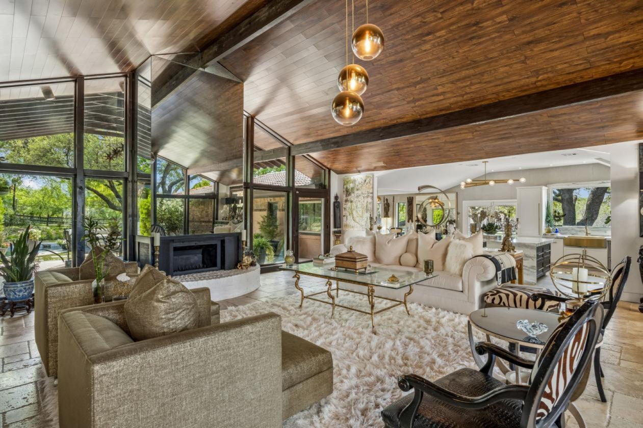 In-Town Luxury Resort Inspired Equestrian Retreat - photo 9