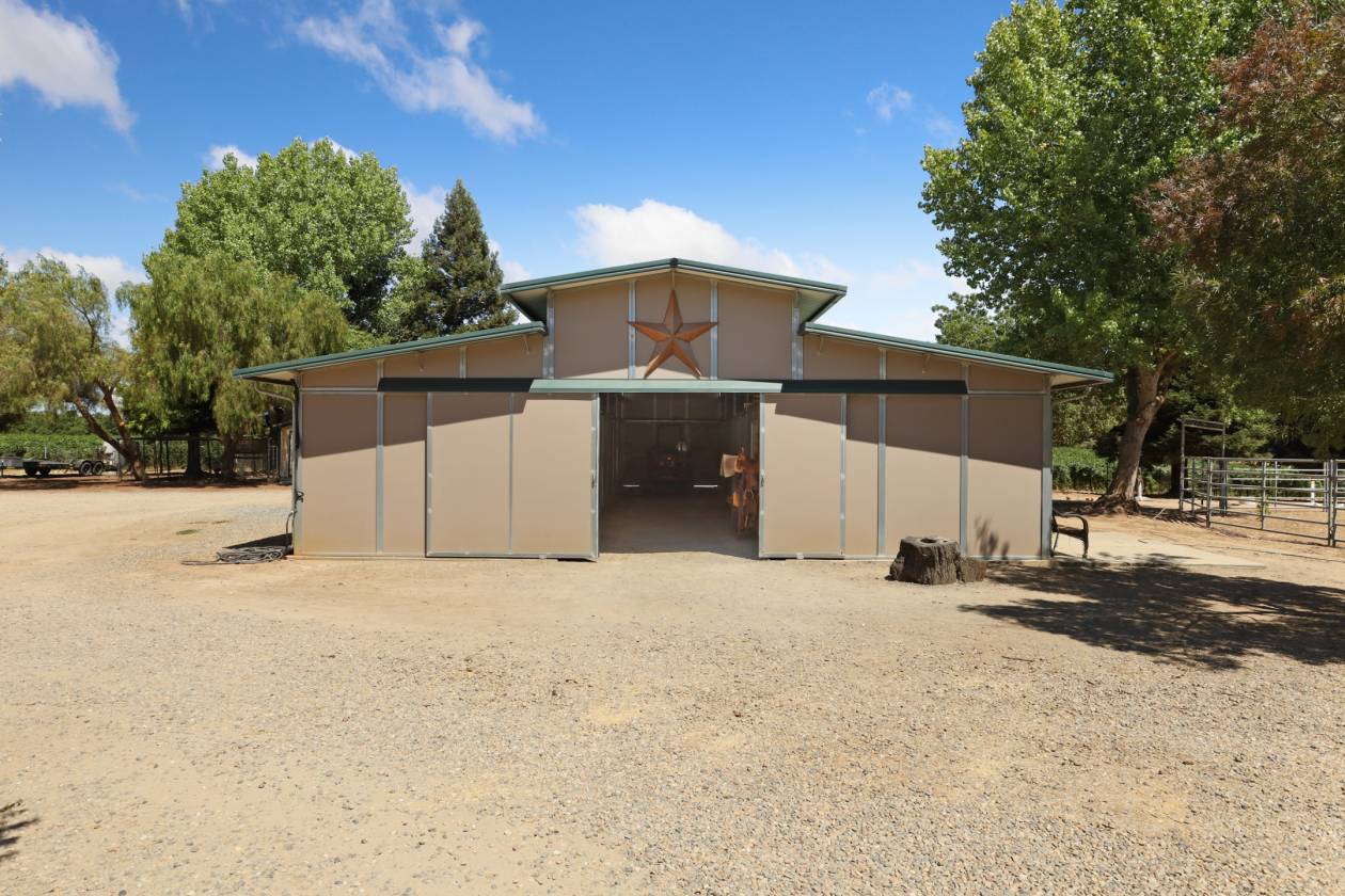 Estate with 7 pastures, 2 homes, lake, Vineyard - photo 9