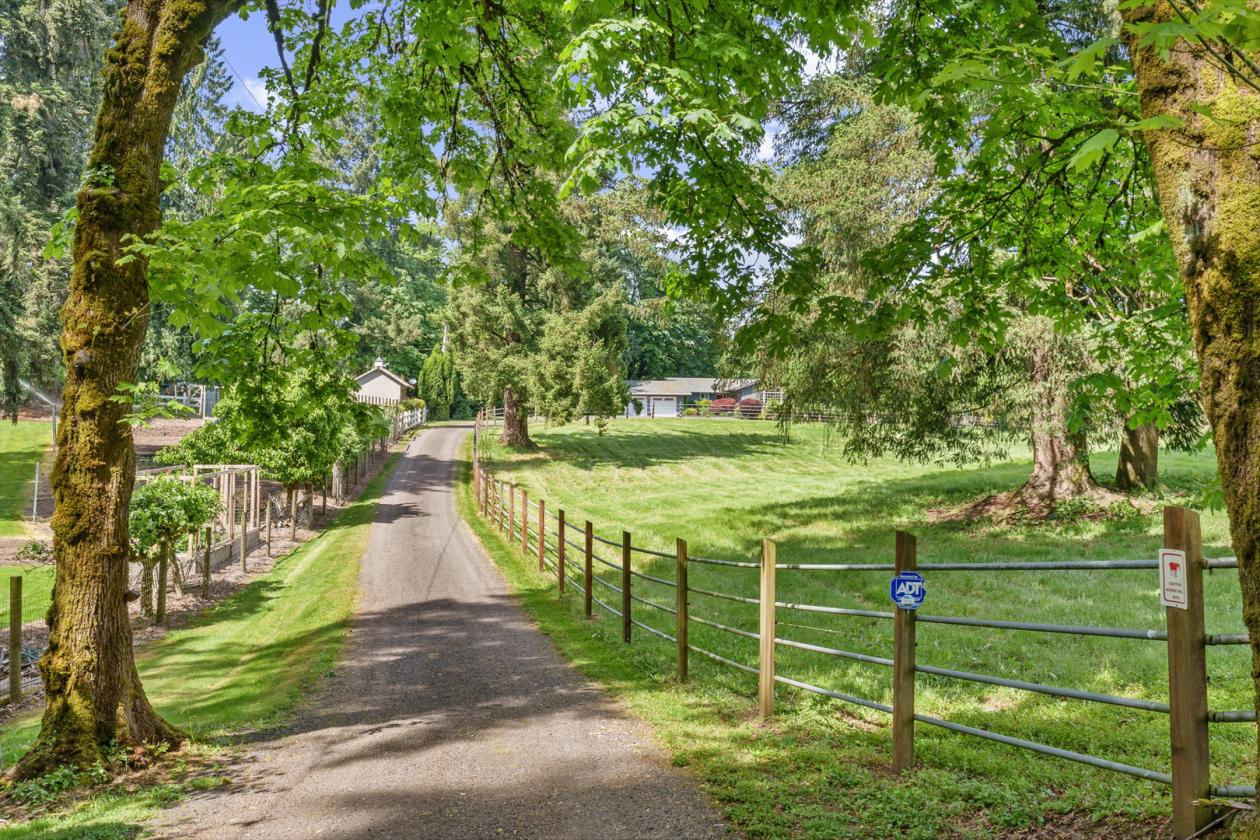 Charming horse property on private lane - photo 1