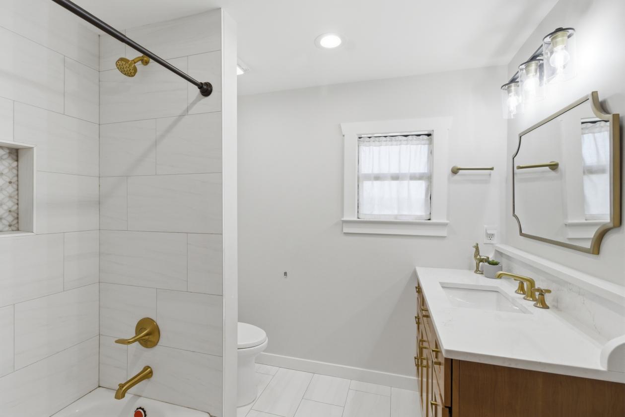 Luxury Hill Country Farmhouse | 10 Acres - photo 16