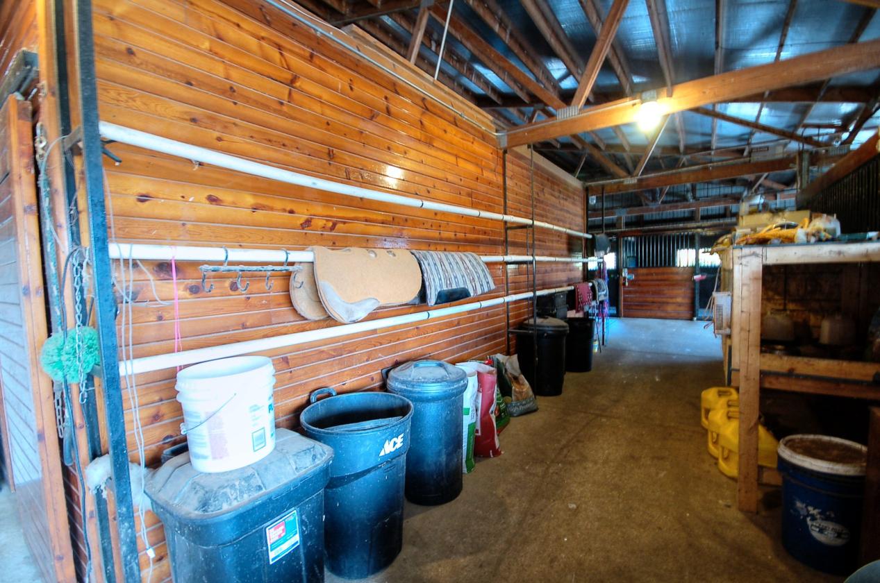 Morris horse farm with heated stable & Indoor - photo 6