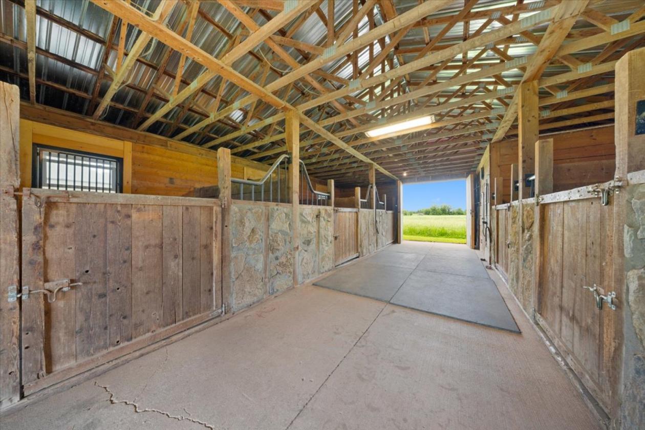 Turn Key 25.99 Acre Equestrian Property! - photo 27