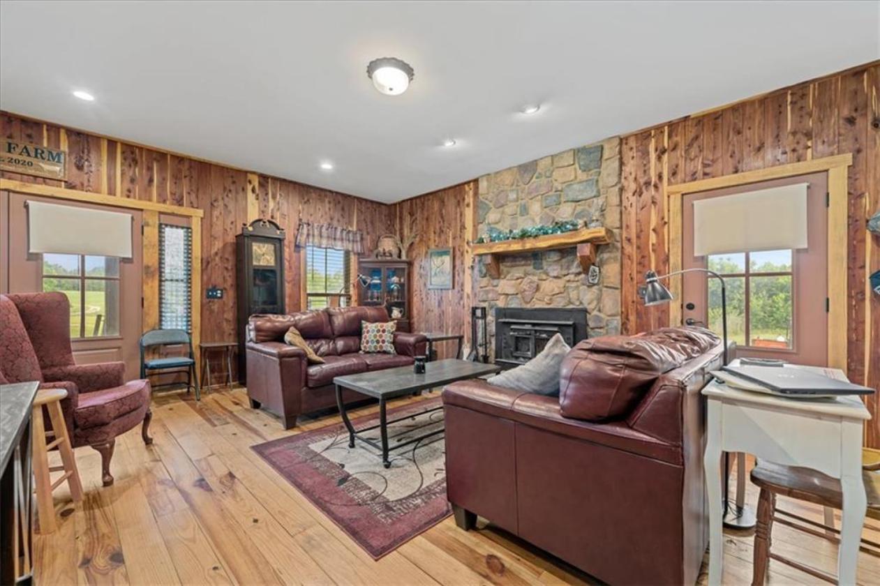 Farmhouse with Southern Hospitality & Open Pastures - photo 4