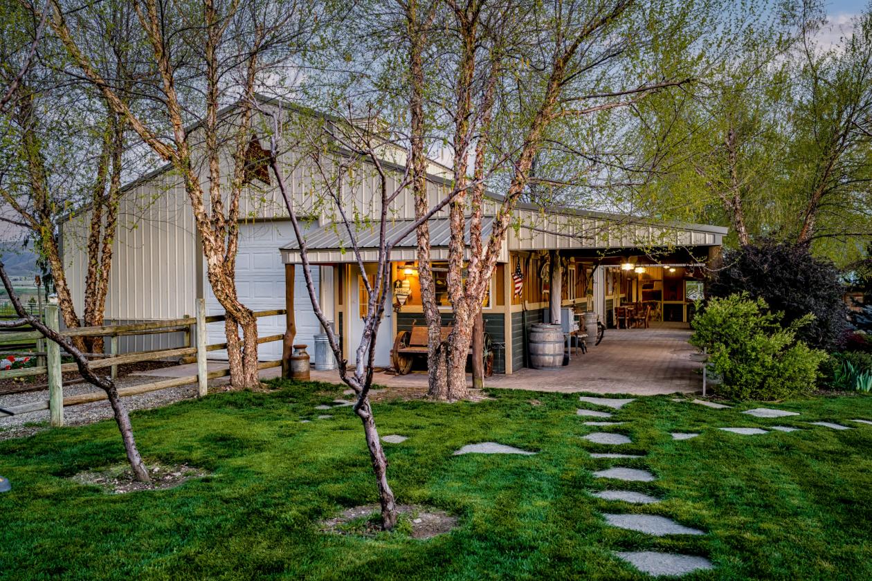 Home, Guest Quarters, Barn, 5 acres, arena & MORE! - photo 9