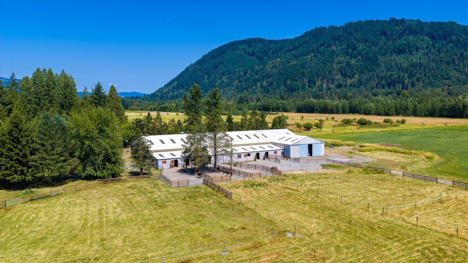 Blue Gate Farm - Equestrian Facility on 35 Acres - photo 2