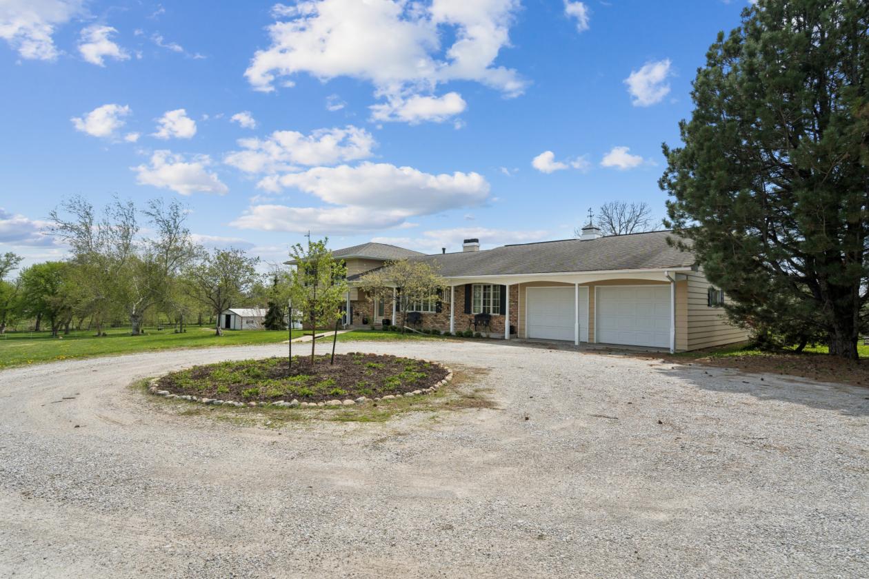 Beautiful Horse Farm with Indoor and Outdoor arena - photo 4