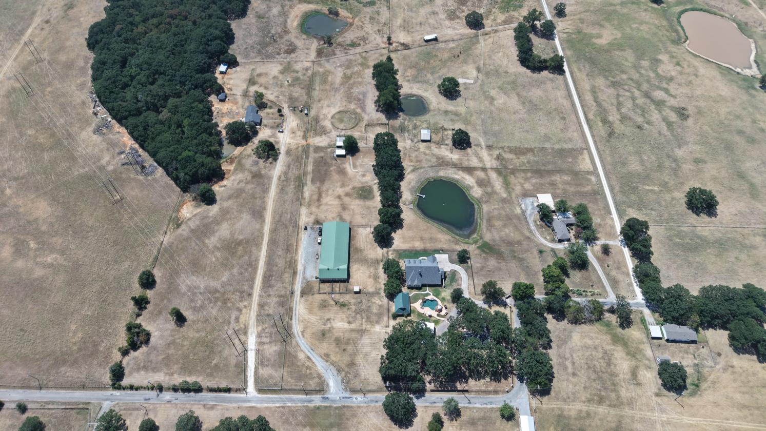 18 Acres, 3 Barns, Training Arena, 3 Residences - photo 3