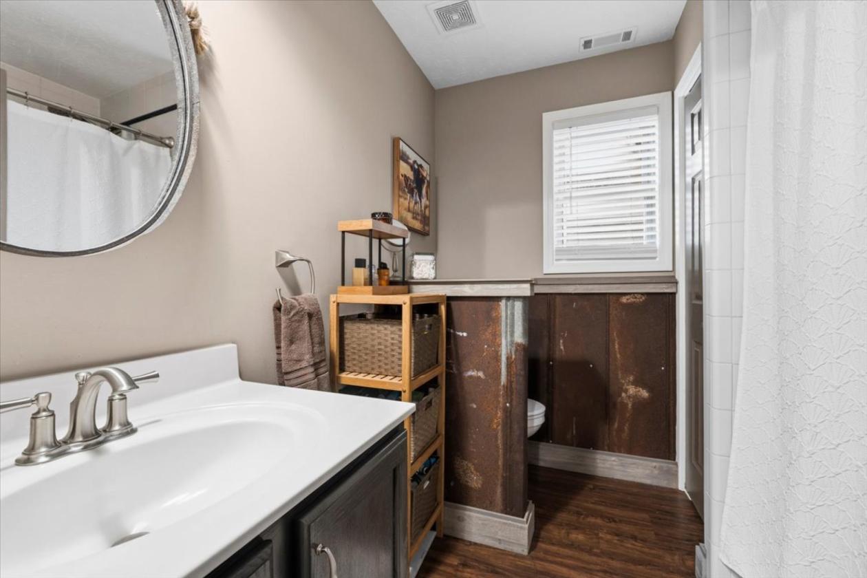 Remodeled Farmhouse in Private Community - photo 22