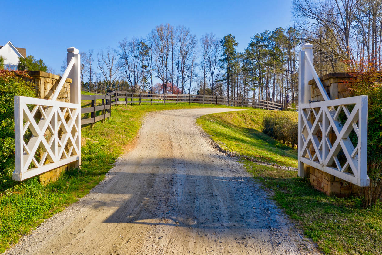 Exceptional equestrian property located in Milton, Ga with 15 stalls