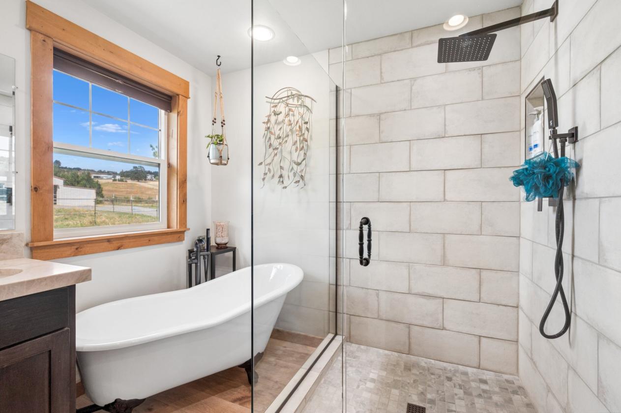 Boutique Equestrian Estate — Turnkey Move-In Ready - photo 7