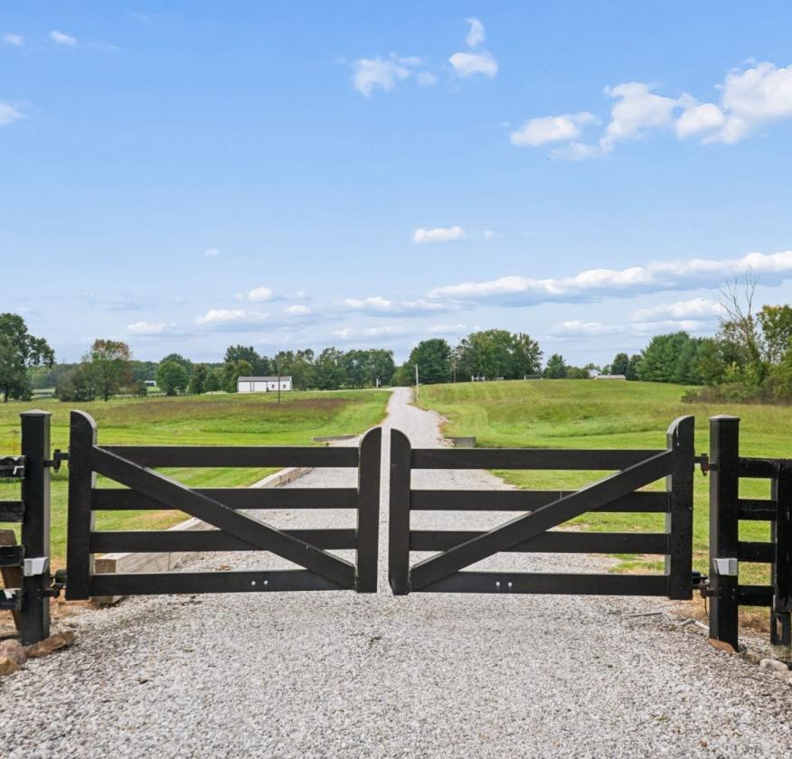 Rare Acreage. Private Equestrian Estate. - photo 2