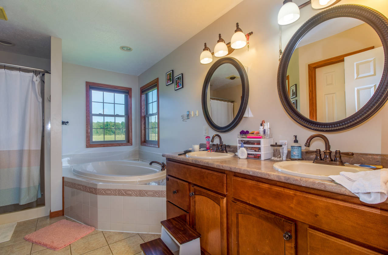 8 Acre Home with 4 Stall Horse Barn Jefferson, Ashtabula County, Ohio