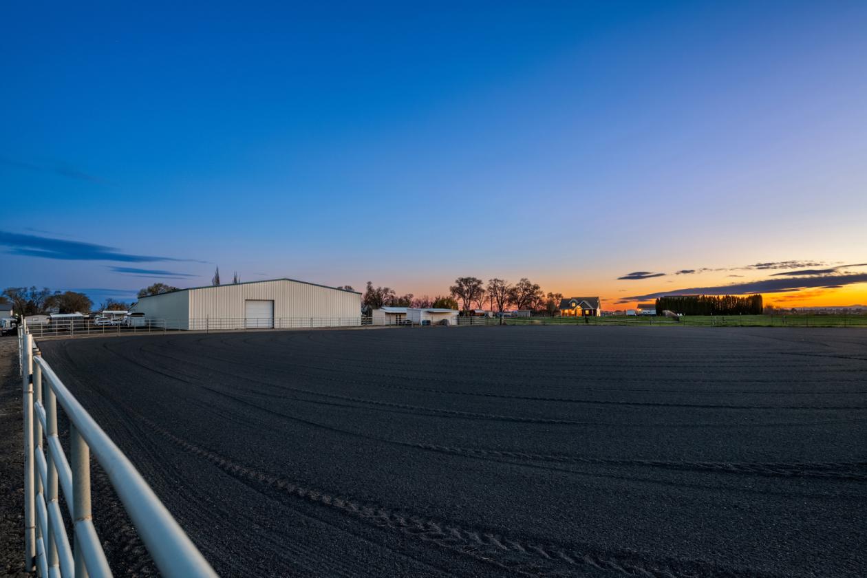 LAKEFRONT EQUESTRIAN ESTATE- TURNKEY, MULTI-USE - photo 6