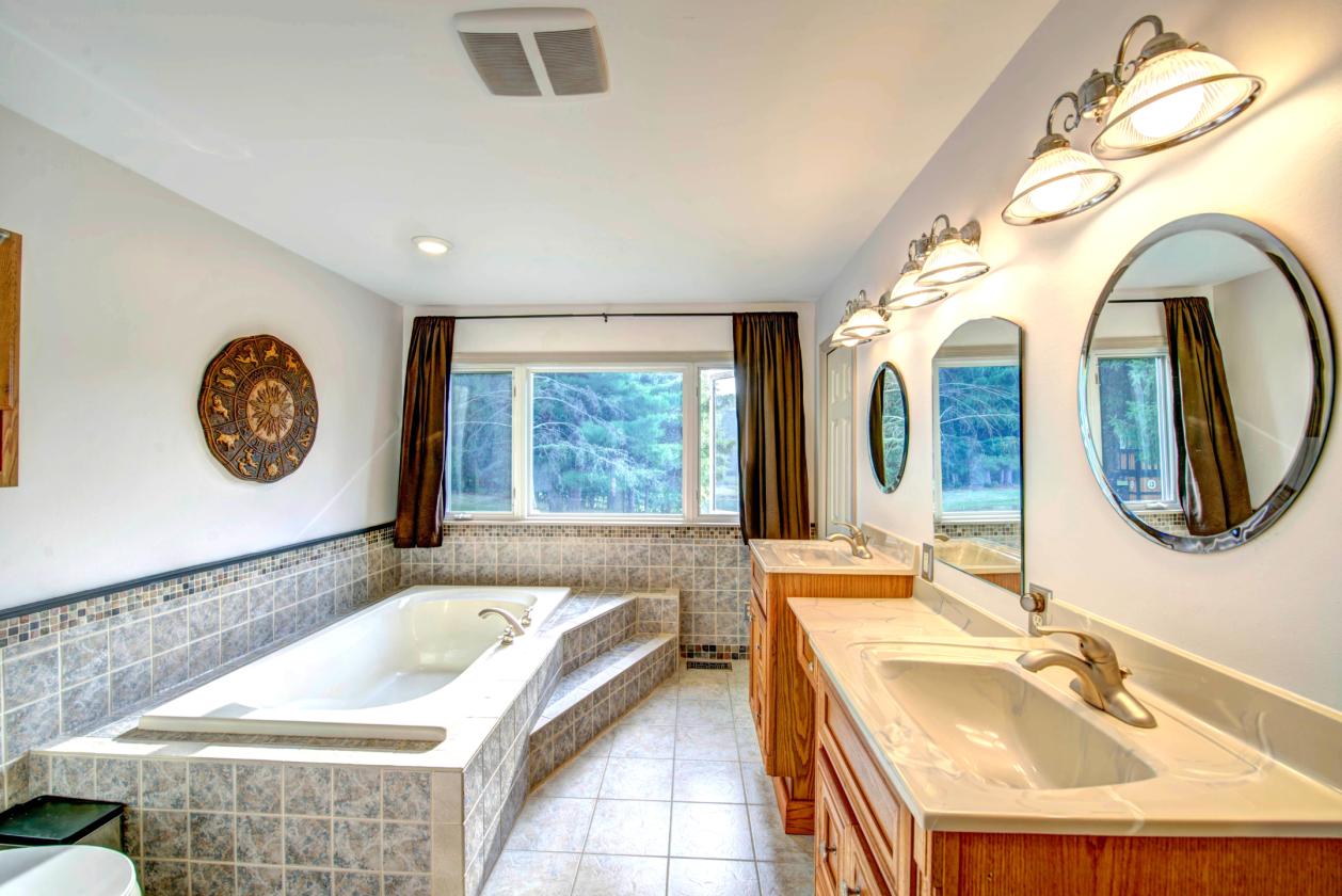 Gorgeous equestrian estate on 34.5 acres - photo 16