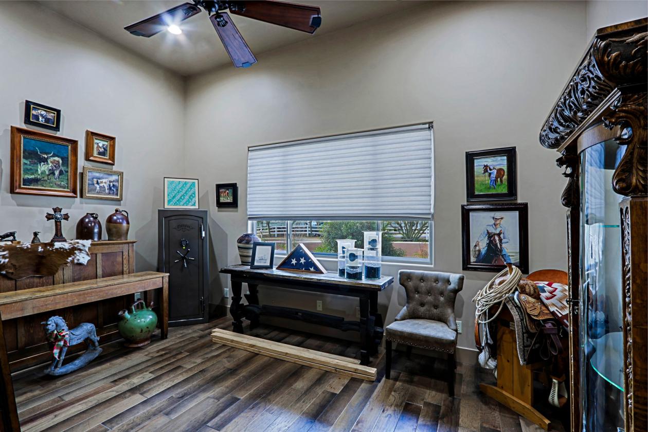Exceptional 5 Acre Estate with a Designer Barn - photo 26