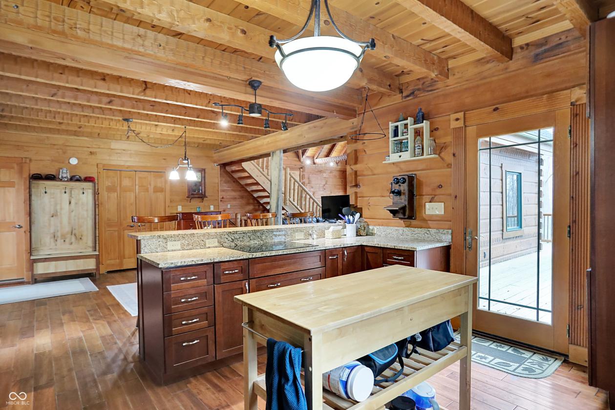 Stunning Barna log home on over 12 acres - photo 7