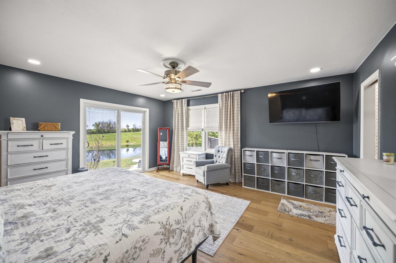 Full Remodeled Home w/6.6 Acres, 1 Mi from Bypass - photo 16