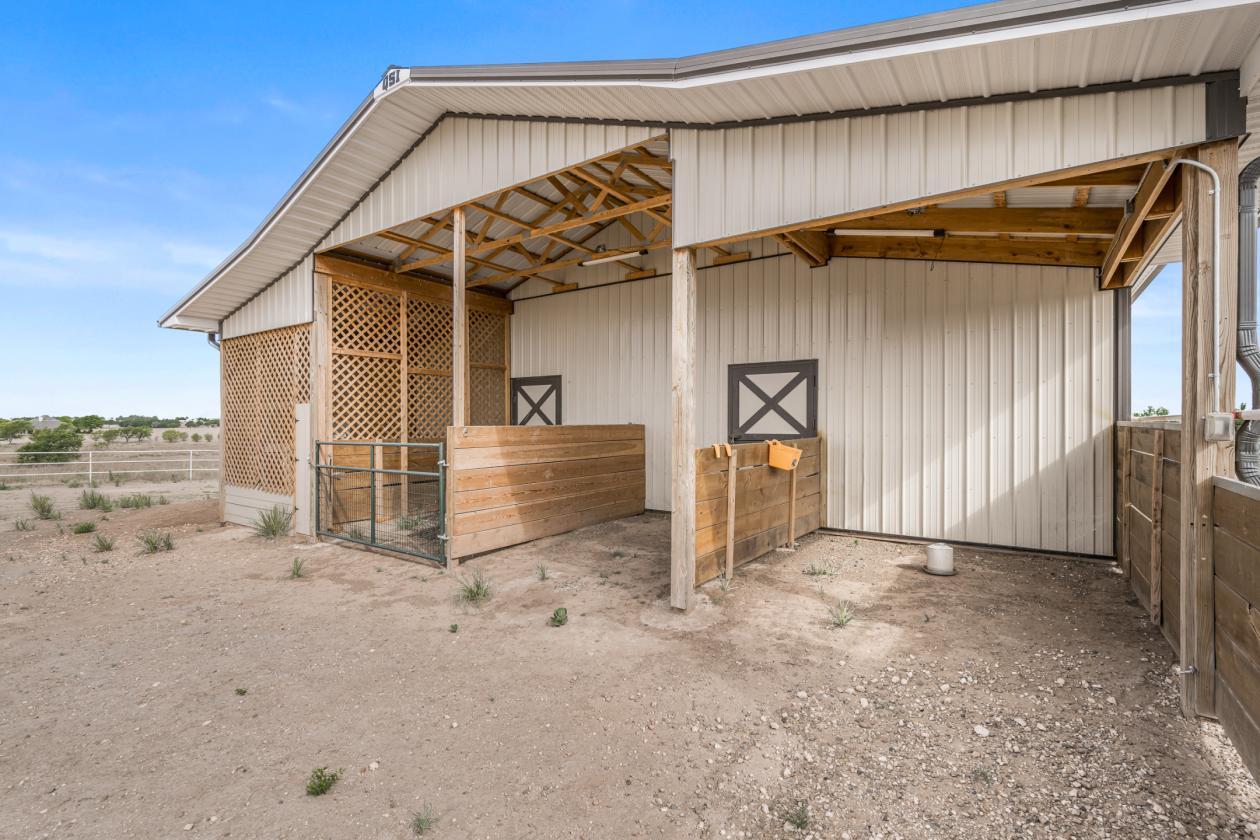Beautiful Horse Property with a Pool! - photo 5