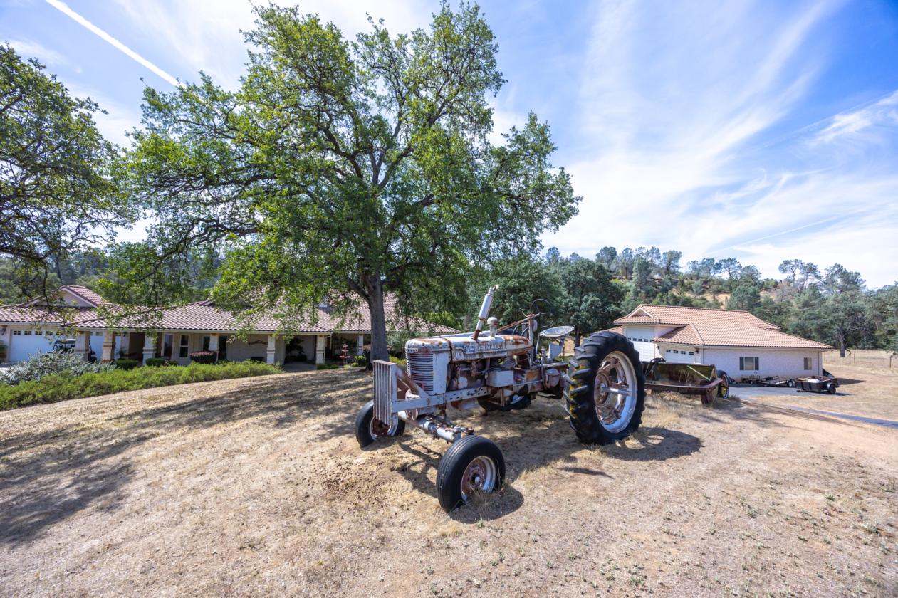 92-Acre Ranch, Two Homes, Pond, RV Barn, & Shop! - photo 4