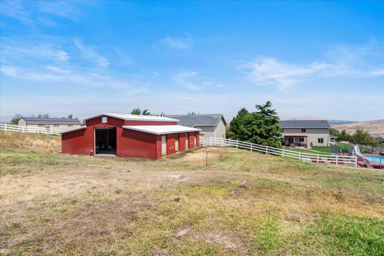 5.4 Acres, Shop, Barn & Pool near Tri-Cities - photo 10