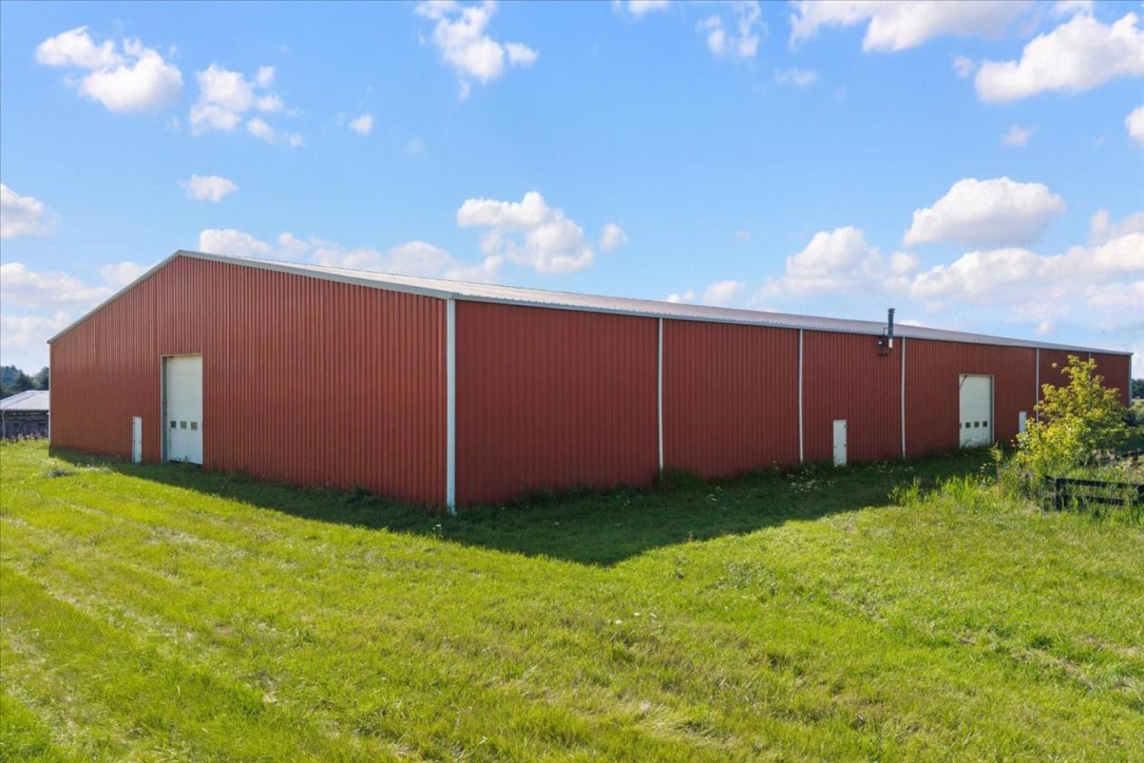 ST. CLAIR - 40 ACRE - 27 STALL - INDOOR ARENA - photo 17